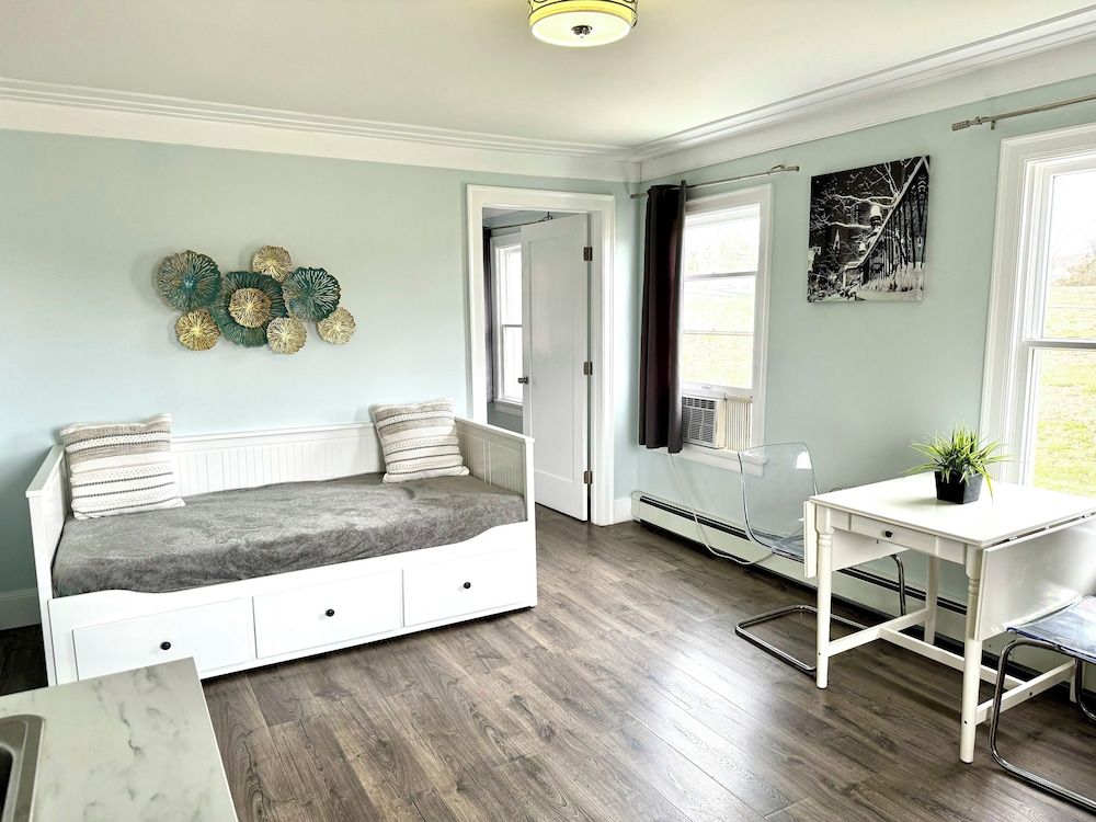 Solano Inn Deluxe Suite, 1 King Bed, Non Smoking, Refrigerator & Microwave 5