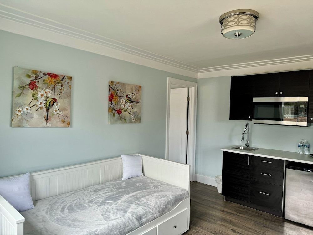 Solano Inn Deluxe Suite, 1 King Bed, Non Smoking, Refrigerator & Microwave 3