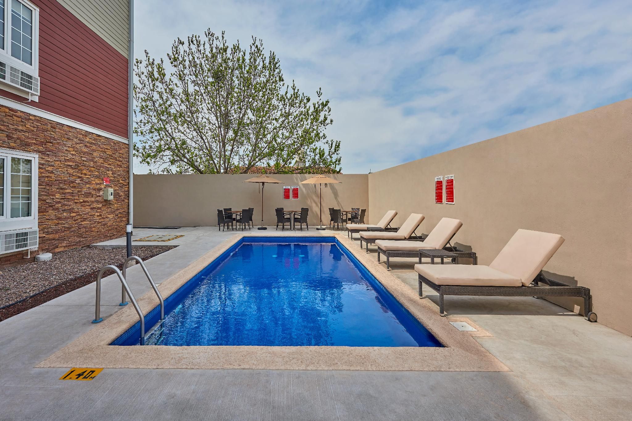 swimming pool [outdoor]