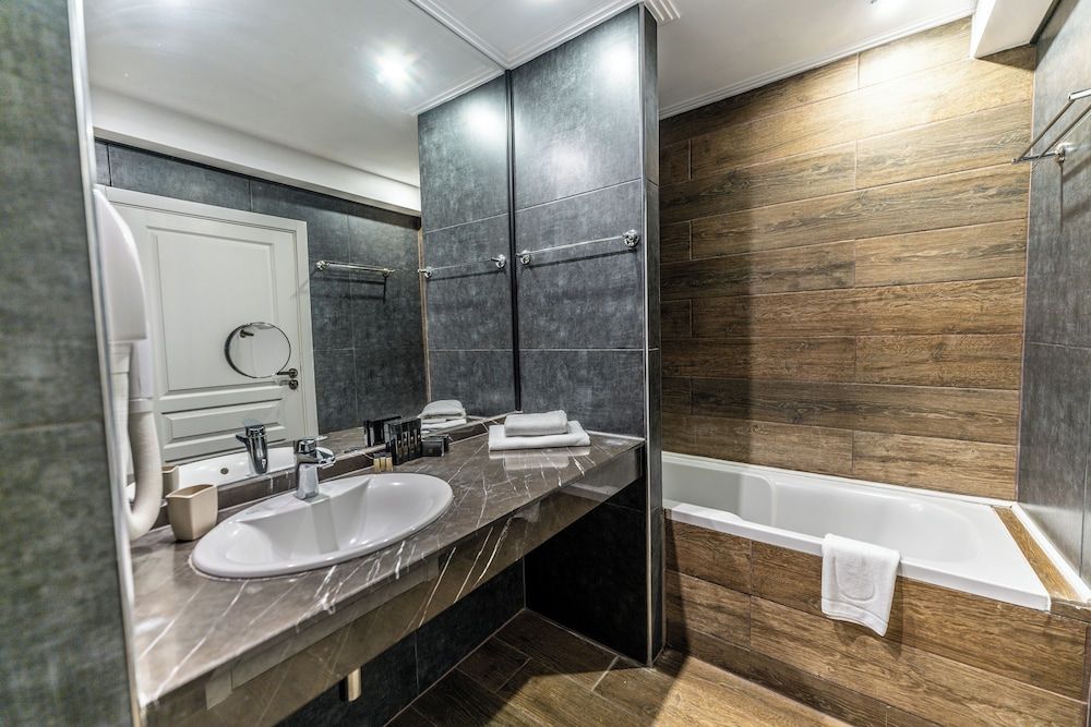 Medite Spa Resort & Villas Premium Room, City View 4