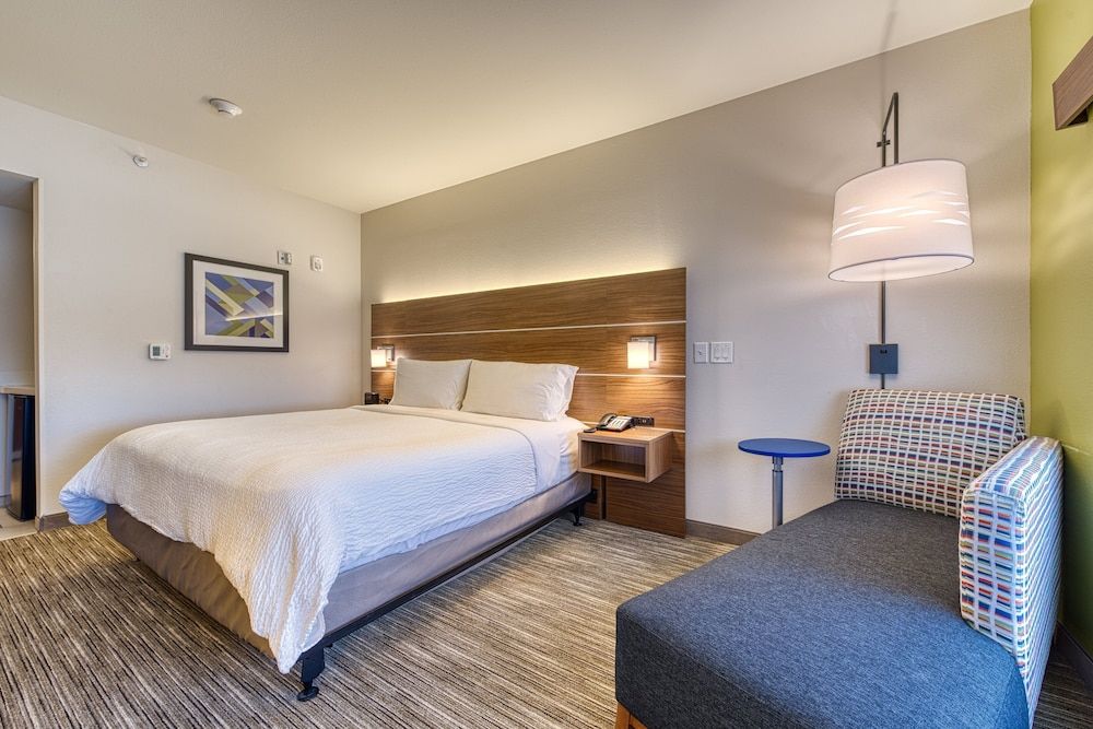 Standard Room, 1 King Bed, Roll-in Shower (Communications, Roll-In Shower)