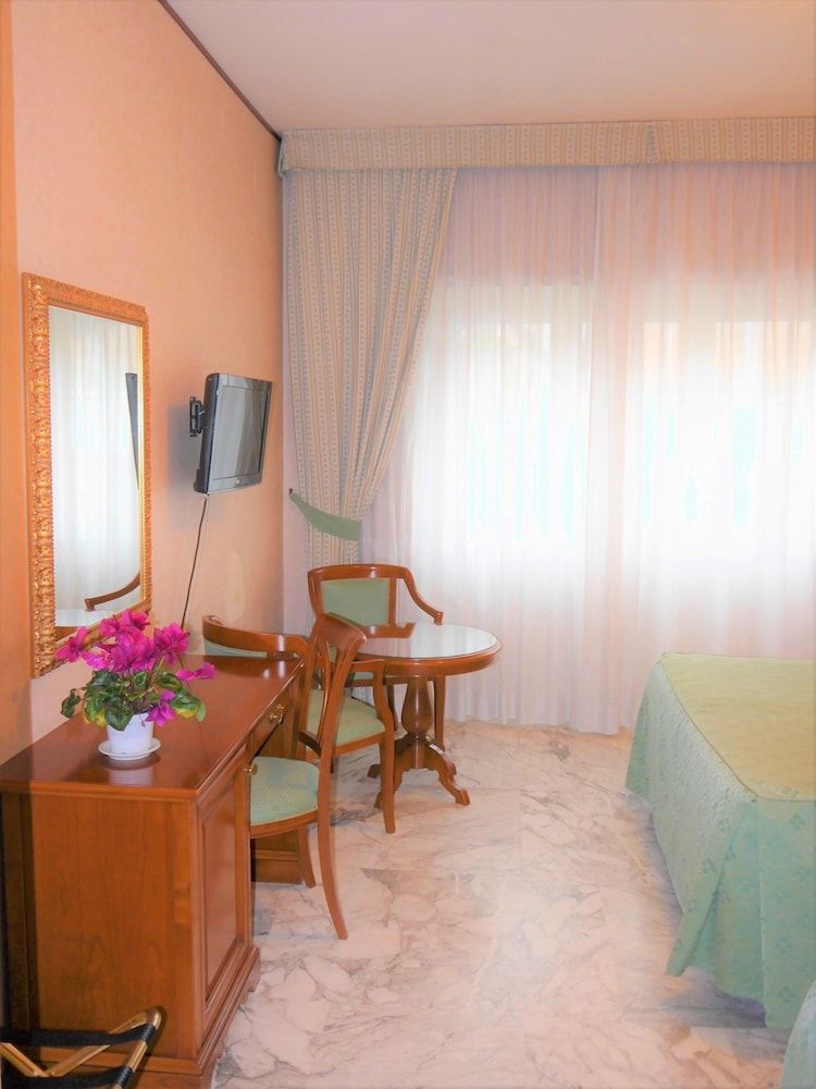 Hotel San Pietro Classic Triple Room 11