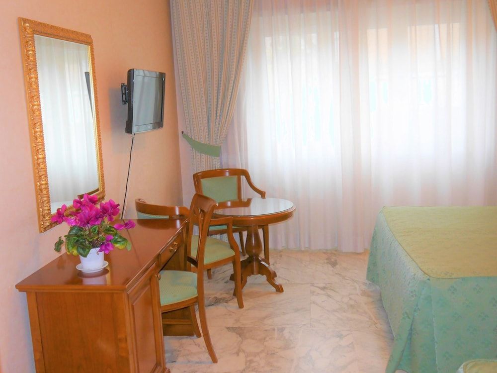 Hotel San Pietro Classic Triple Room 12