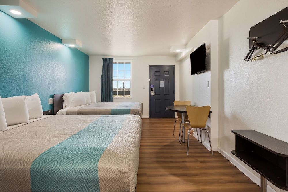 Motel 6 Temple, TX Standard Room, Multiple Beds, Non Smoking 3