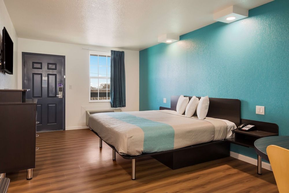 Motel 6 Temple, TX Standard Room, 1 King Bed, Non Smoking 3