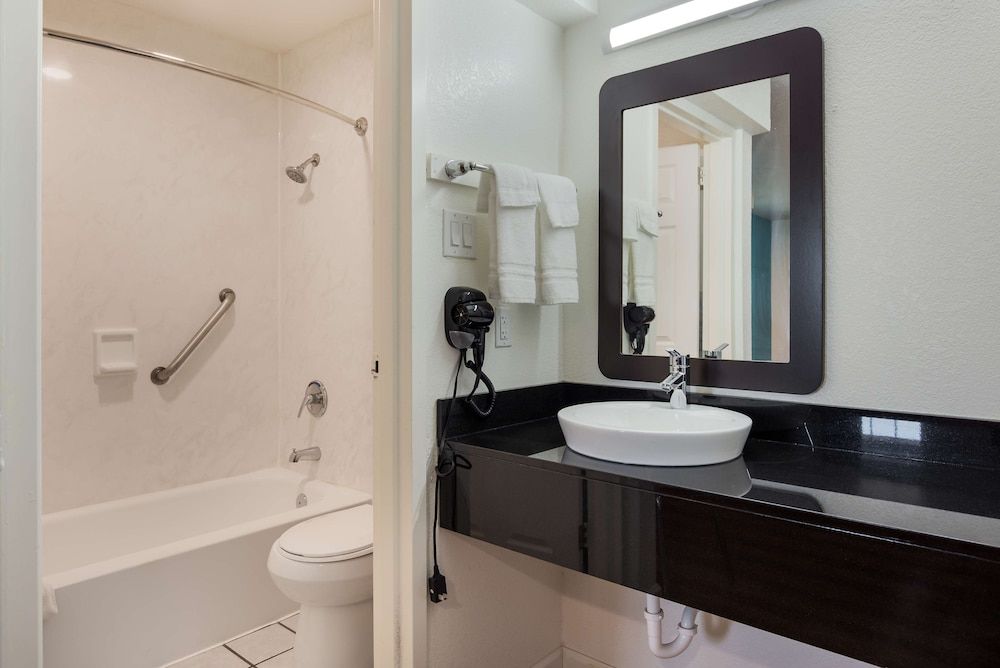 Motel 6 Temple, TX Standard Suite, 1 King Bed, Accessible, Non Smoking 4