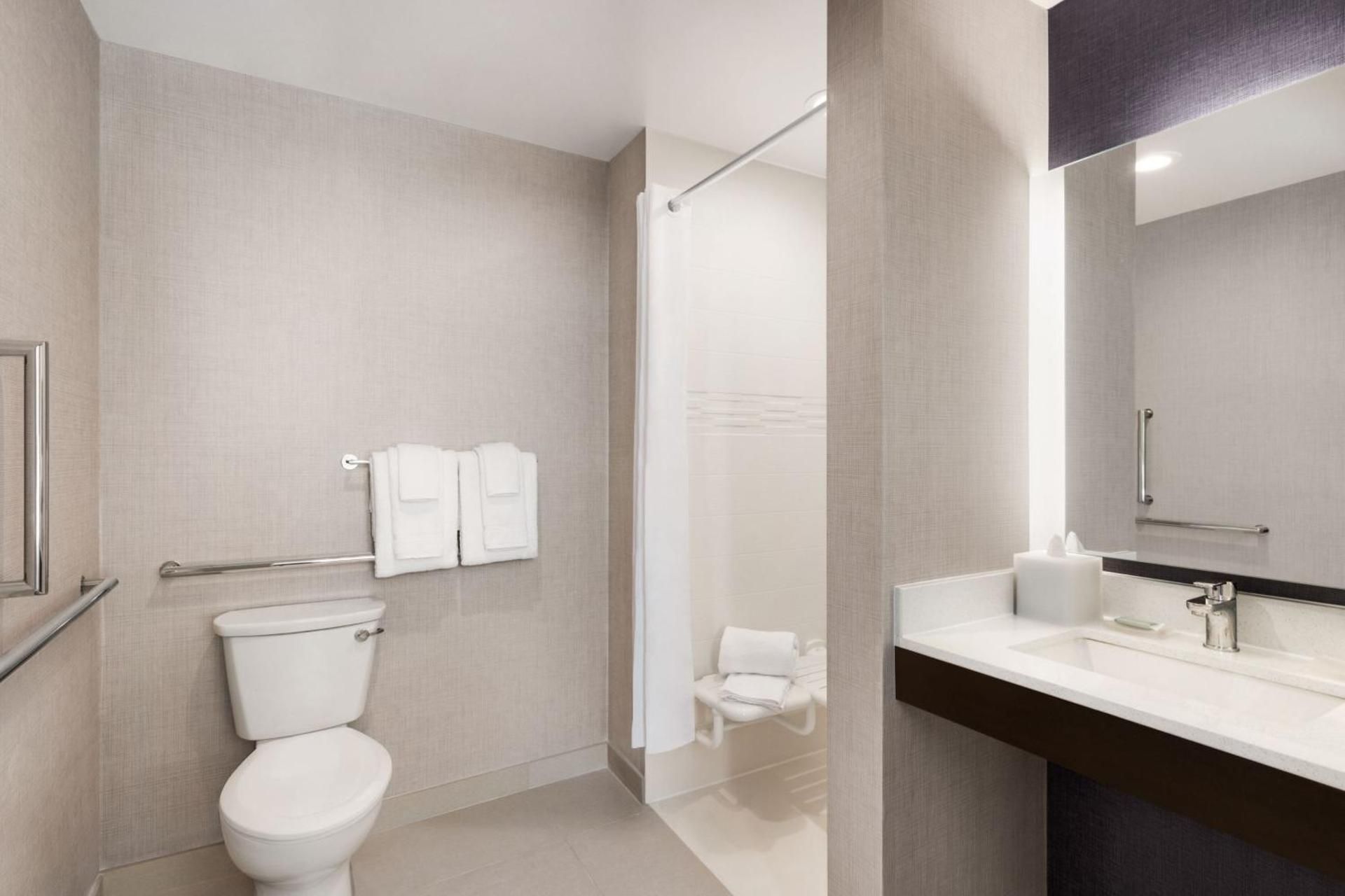 King Studio with Adapted Tub - Mobility Accessible