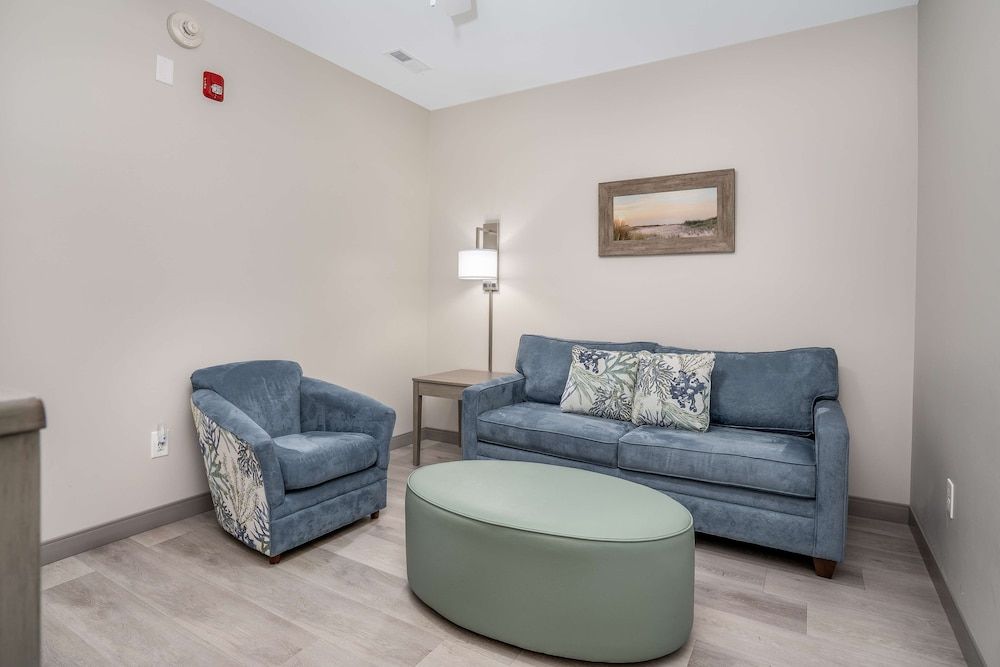 Lighthouse Suites - Best Western Signature Collection Suite, 1 King Bed, Accessible, Refrigerator & Microwave (Living Room) 4