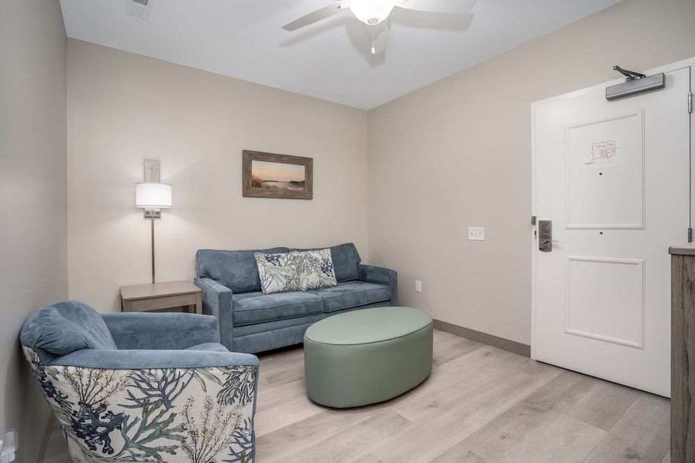 Lighthouse Suites - Best Western Signature Collection Suite, 1 King Bed, Accessible, Refrigerator & Microwave (Living Room) 3