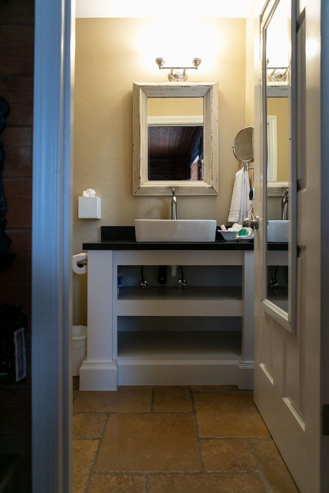 J Patrick Inn Room, 1 Queen Bed 13