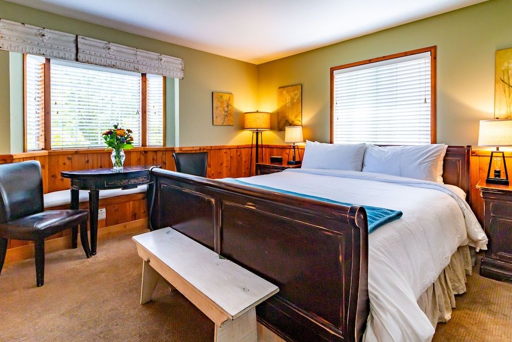 J Patrick Inn Room, 1 King Bed 4