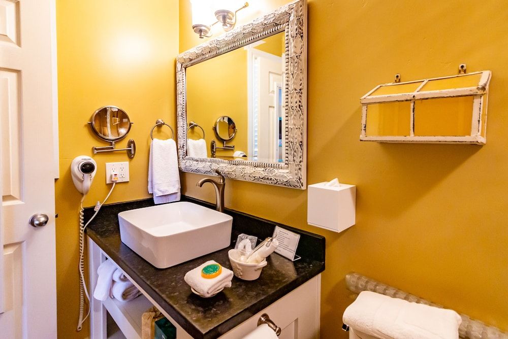 J Patrick Inn Room, 1 King Bed 12