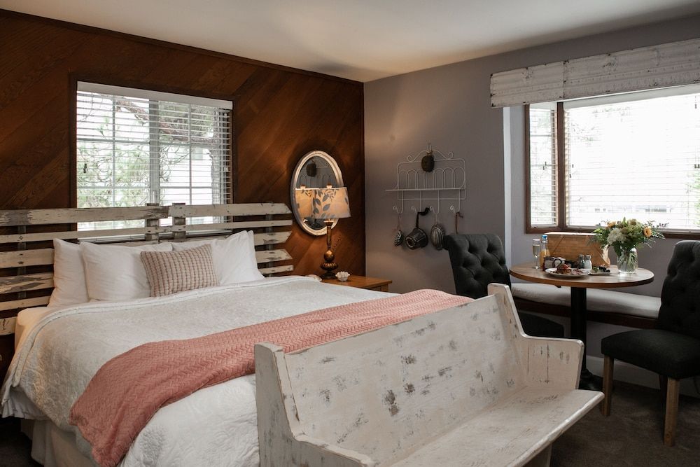 J Patrick Inn Room, 1 King Bed 2