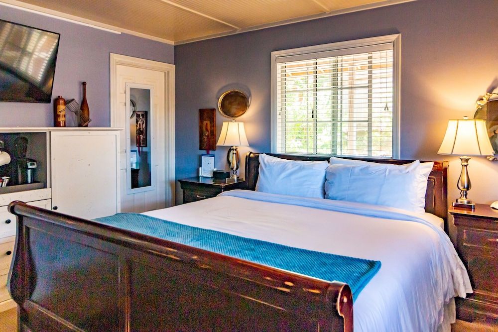 J Patrick Inn Room, 1 King Bed 6