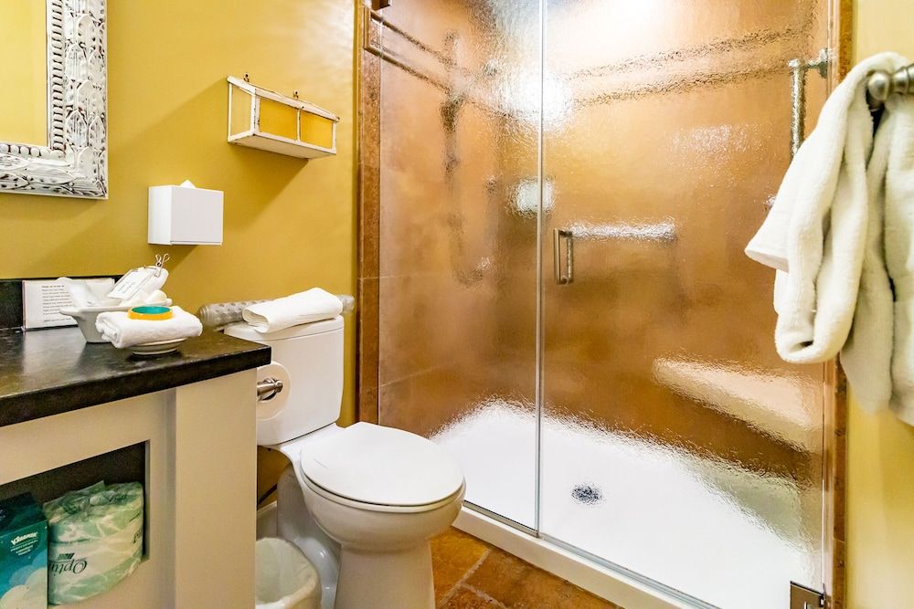 J Patrick Inn Room, 1 King Bed 8