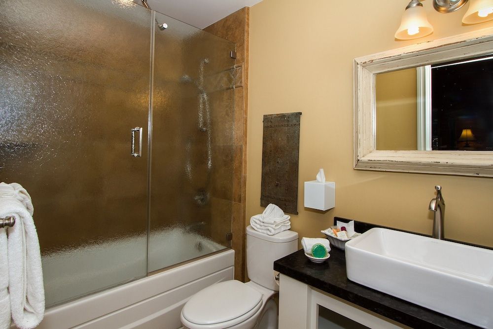 J Patrick Inn Room, 1 Queen Bed 9