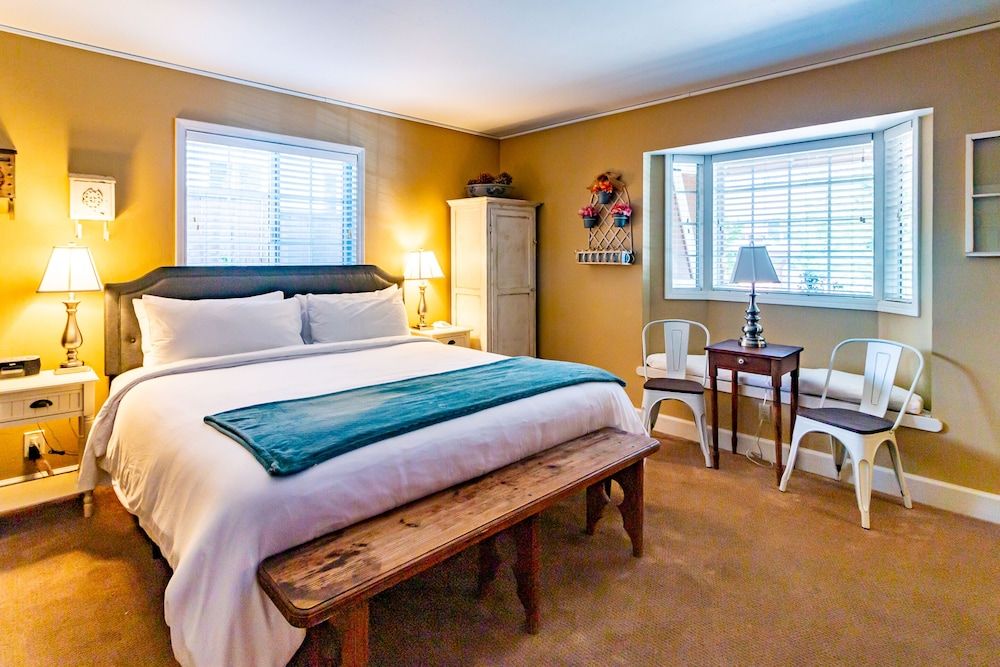 J Patrick Inn Room, 1 King Bed 7