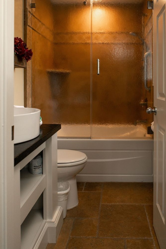 J Patrick Inn Room, 1 King Bed 11