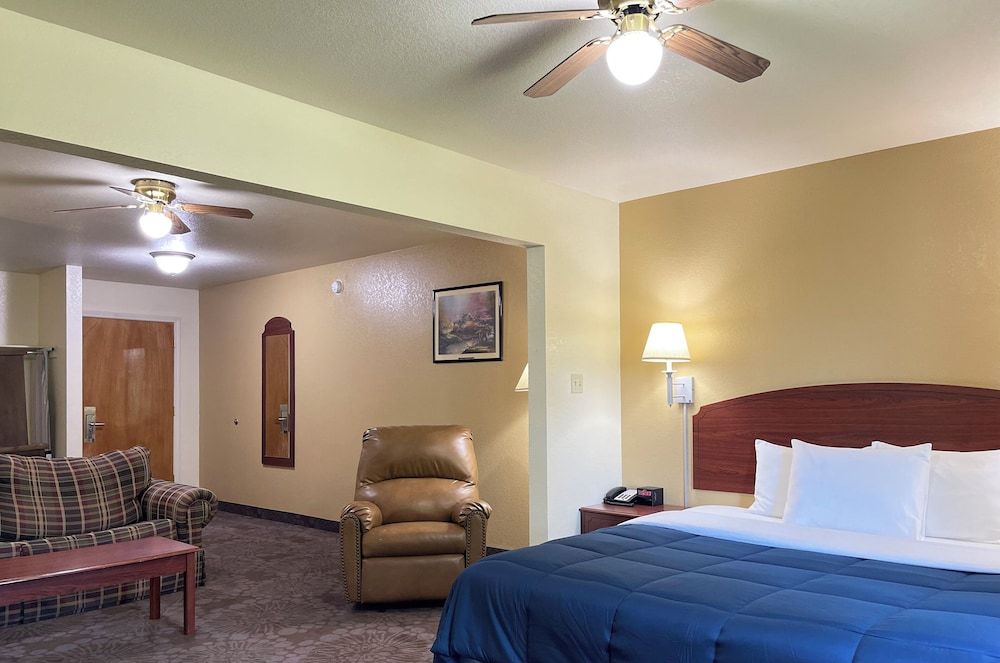 Candlelight Inn & Suites Hwy 69 near McAlester Suite, 1 King Bed with Sofa bed 4