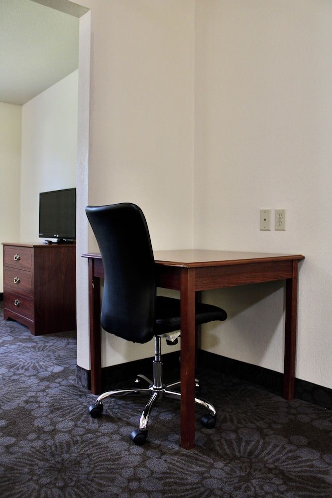 Candlelight Inn & Suites Hwy 69 near McAlester Suite, 1 King Bed with Sofa bed 8