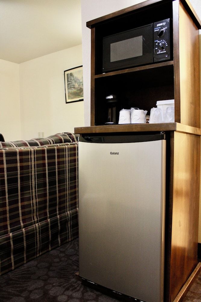 Candlelight Inn & Suites Hwy 69 near McAlester Suite, 1 King Bed with Sofa bed 9