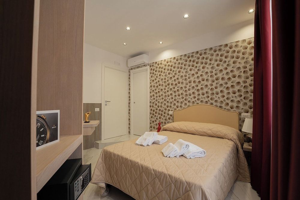 undefined H. G. Boutique Toledo Napoli Centro 5
