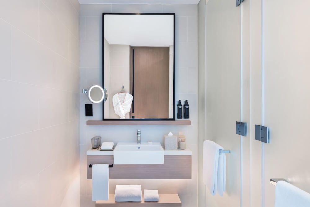 Vida Dubai Marina & Yacht Club Deluxe Room City View King 8