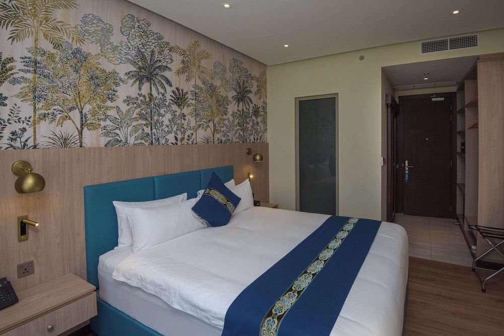 Golden Tulip Zanzibar Airport Deluxe Room, 1 King Bed, City View 4