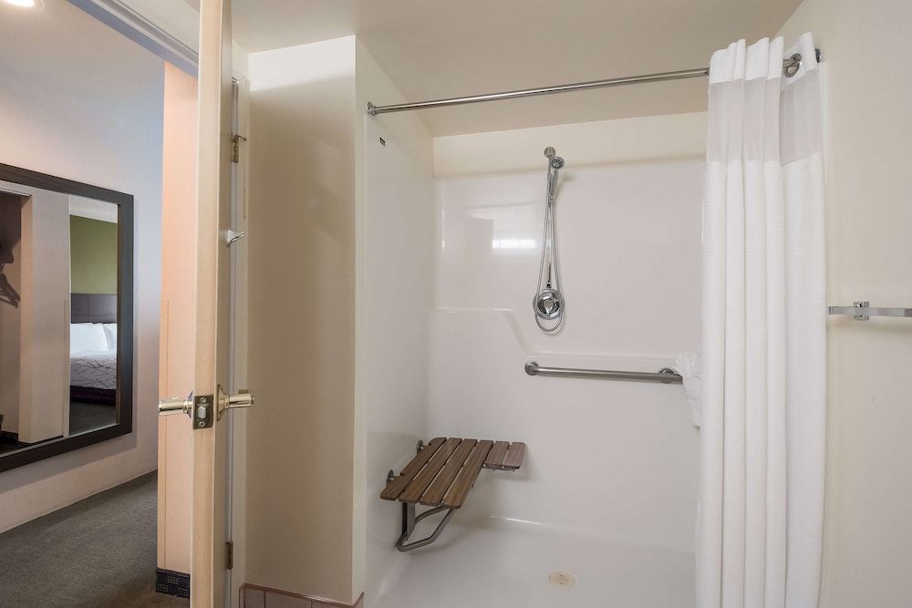 Surestay Plus Hotel By Best Western Seatac Airport Standard Room, 1 Queen Bed, Accessible, Refrigerator & Microwave 4