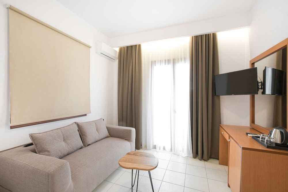 Georgia's Garden by Omilos Hotels Junior Suite 3