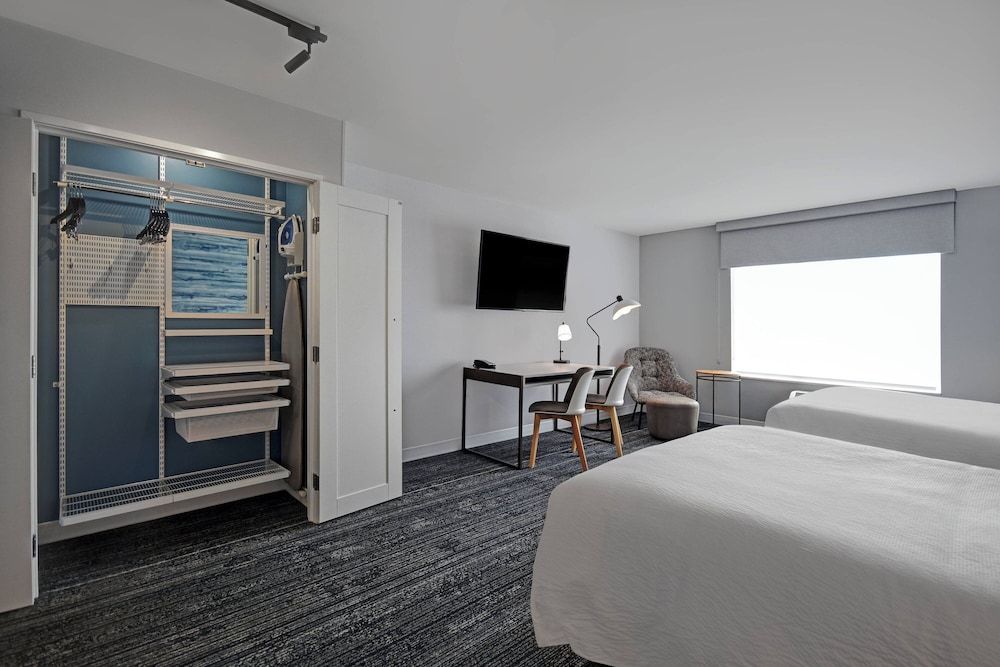 Studio, 2 Queen Beds (Mobility/Hearing Access, Roll-In Shwr)