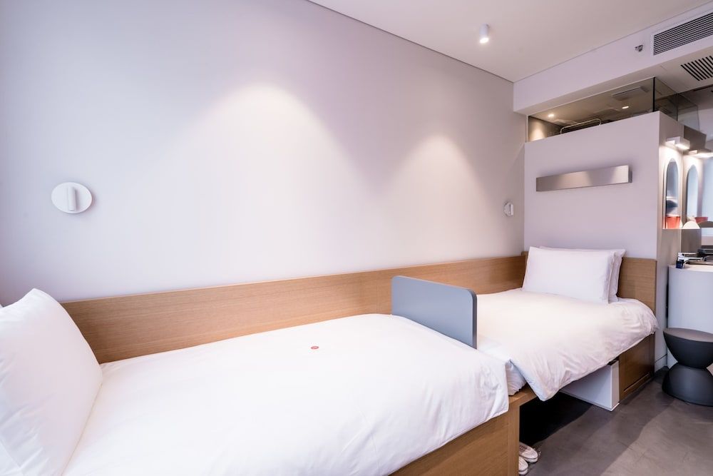 Patio7 Hotel Standard Twin Room 9