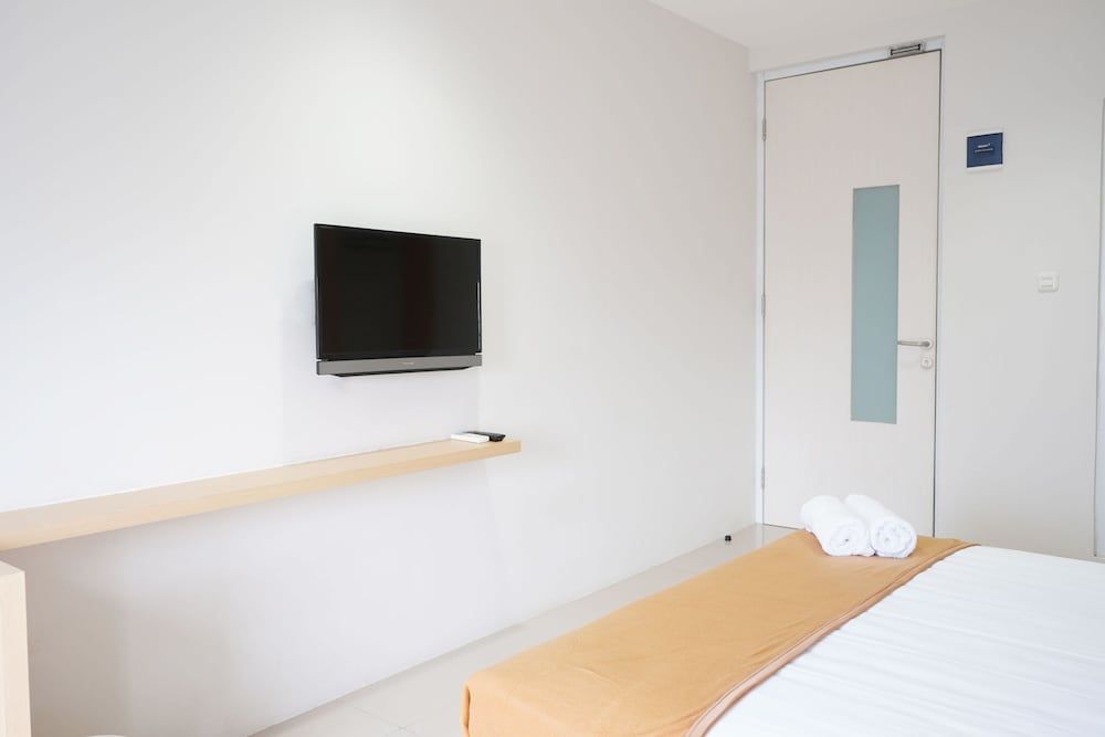 UROOMS Senayan Standard Double Room 19