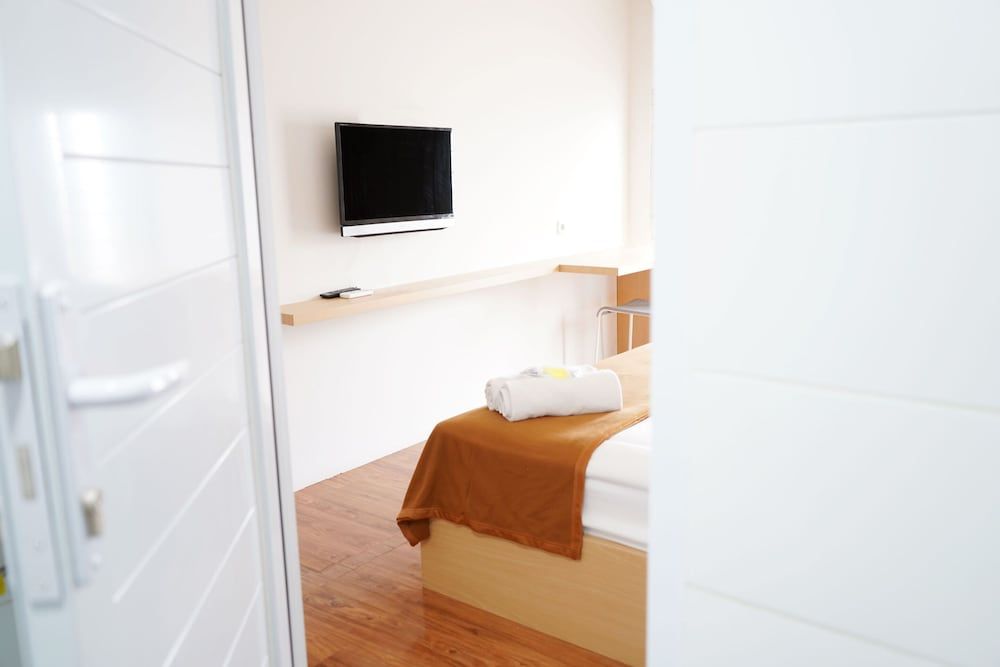 UROOMS Senayan Standard Double Room 16