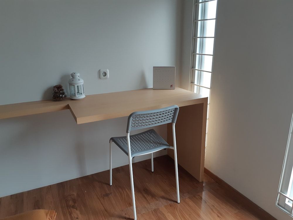 UROOMS Senayan Standard Double Room 18