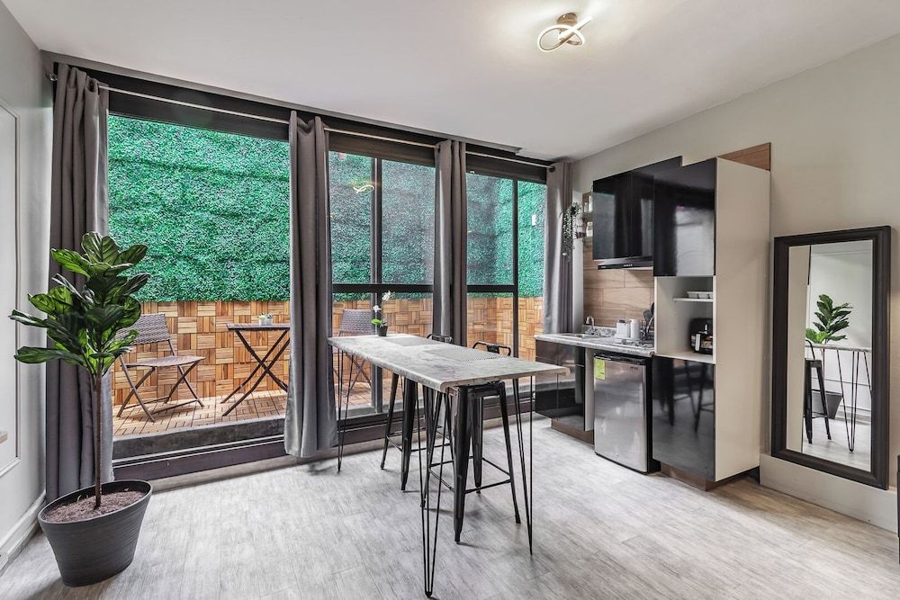 Singular Goldsmith Luxury Suite 8