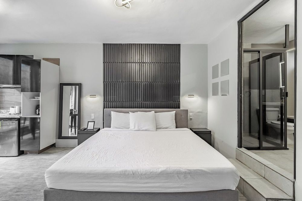 Singular Goldsmith Luxury Suite 5