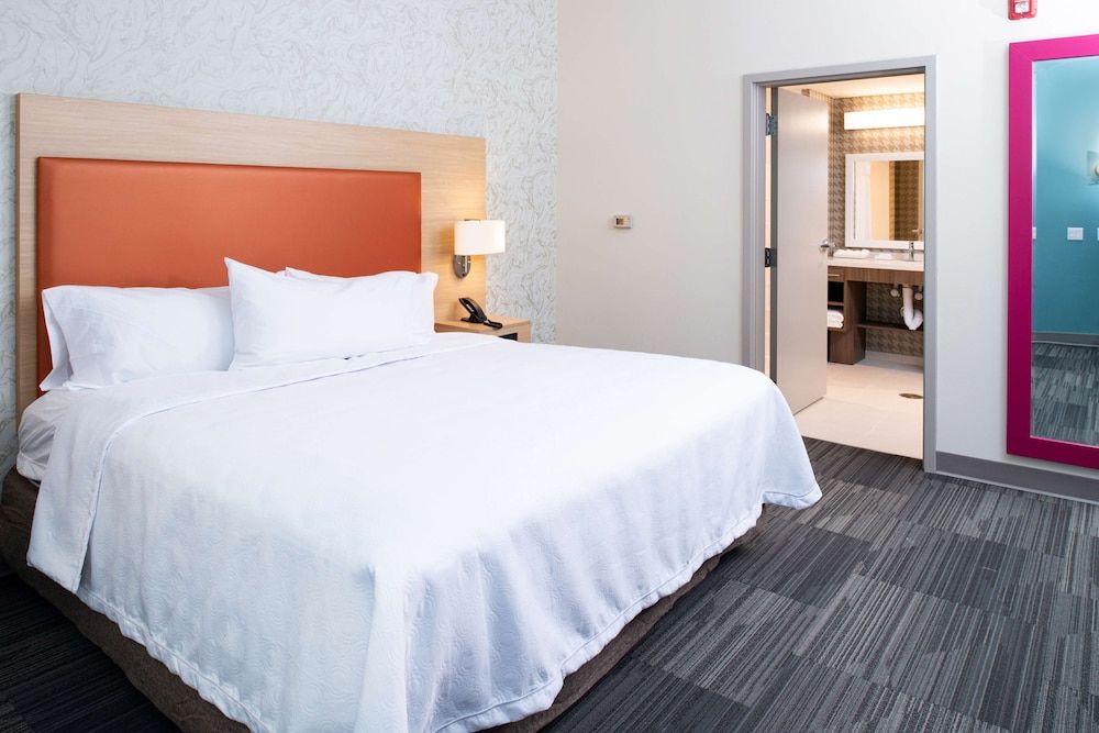 Suite, 1 King Bed, Accessible (Roll-In Shower)
