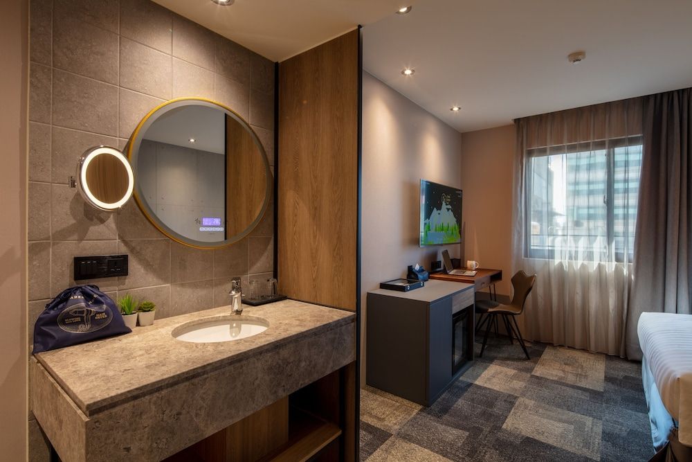 Roaders Plus Hotel Theme Superior Double Room 5