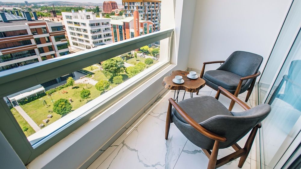 Capella Otel Deluxe Double Room, 1 King Bed, Non Smoking, City View 4