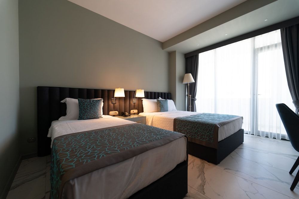 Capella Otel Deluxe Double Room, 1 King Bed, Non Smoking, City View 2