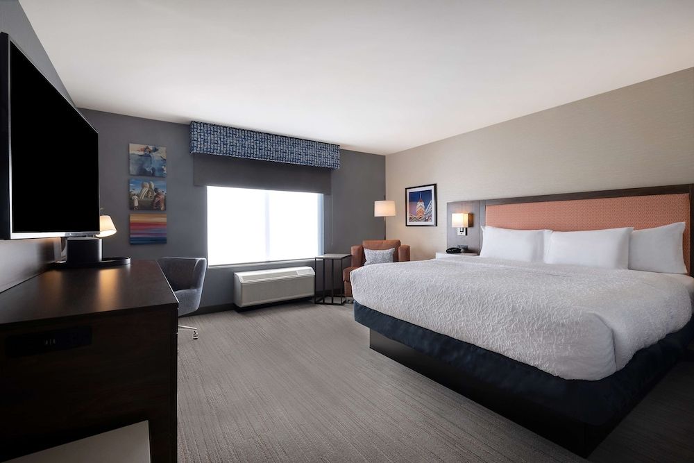 Hampton Inn Crown Point Room, 1 King Bed, Microwave 4