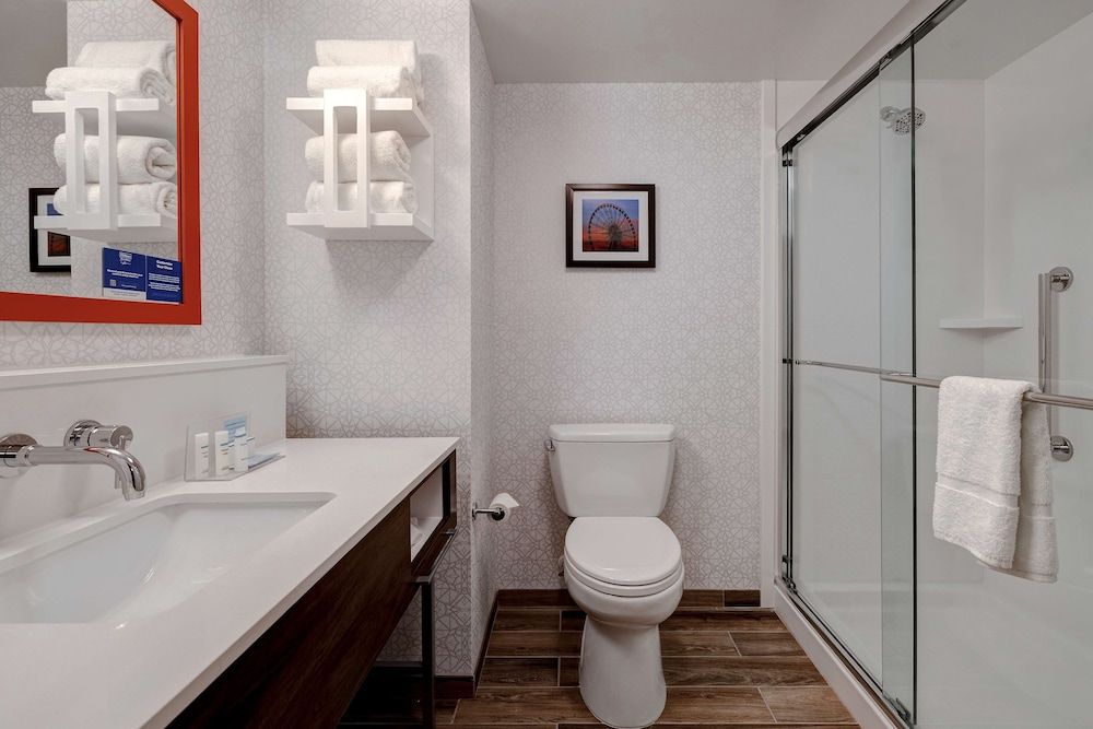 Hampton Inn Crown Point Room, 1 King Bed, Microwave 3