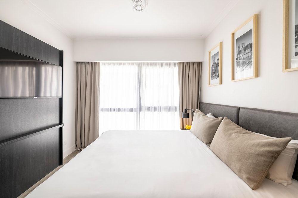 Junior Room, 1 Queen Bed