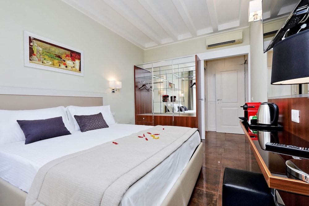 undefined Piazza Venezia Grand Suite 4