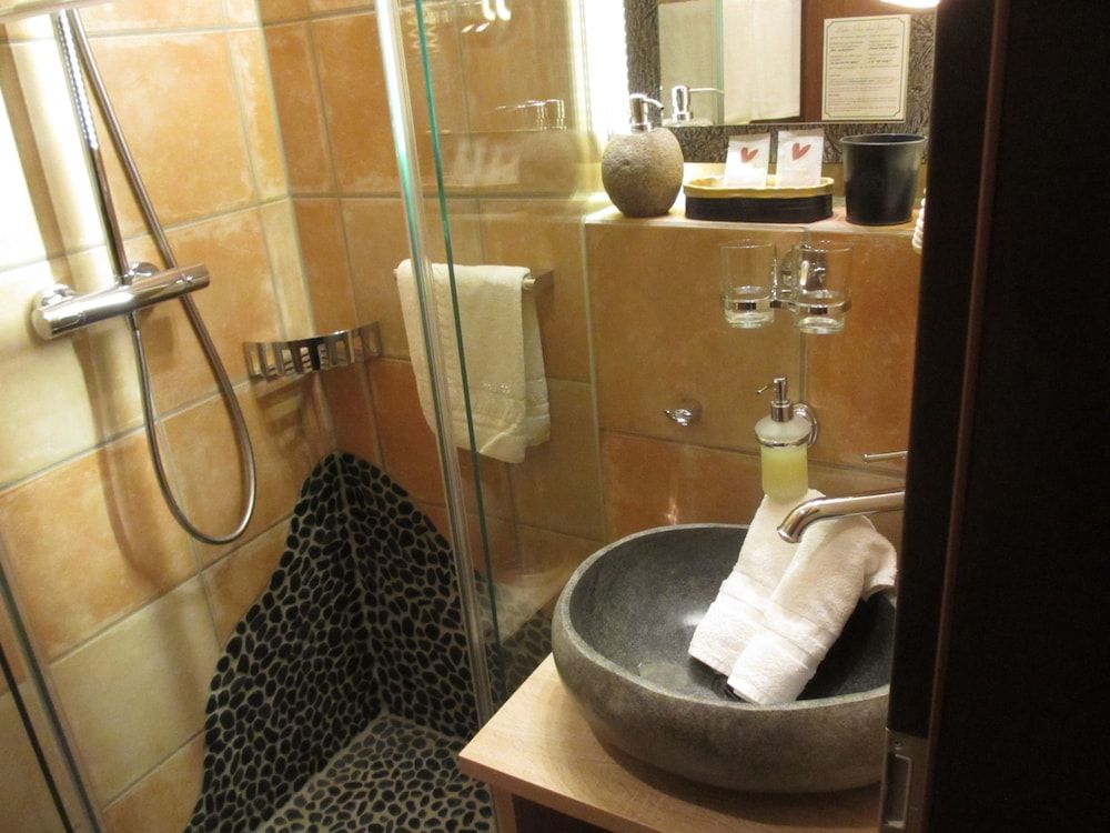 Double Room, 1 King Bed, Non Smoking, Partial Lake View