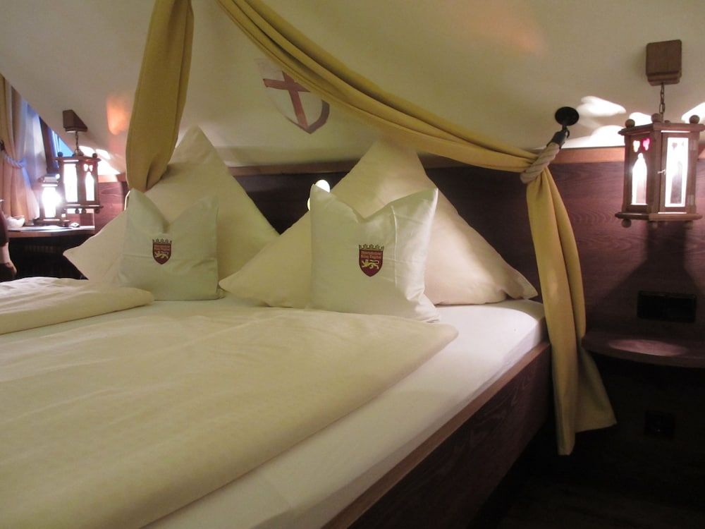 Double Room, 1 King Bed, Non Smoking, Partial Lake View
