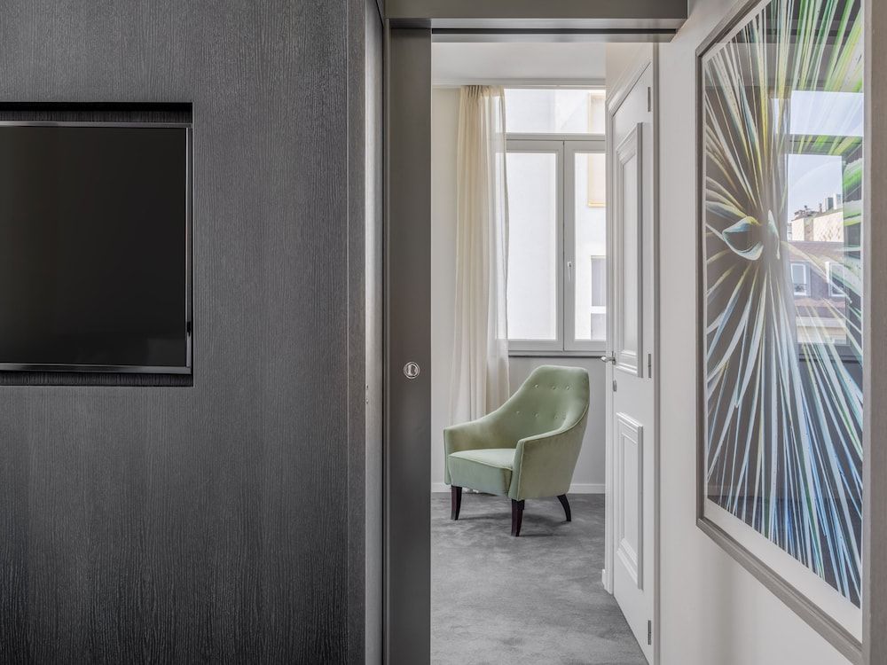 Numa Brussels Lief XL Room, Separate Living Area, Bathtub 11