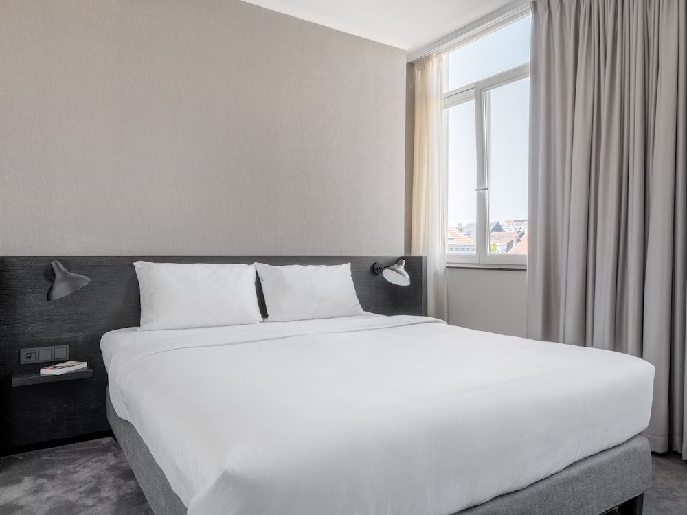 Numa Brussels Lief XL Room, Separate Living Area, Bathtub 2