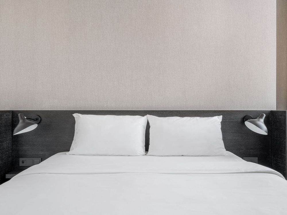 Numa Brussels Lief XL Room, Separate Living Area, Bathtub 3